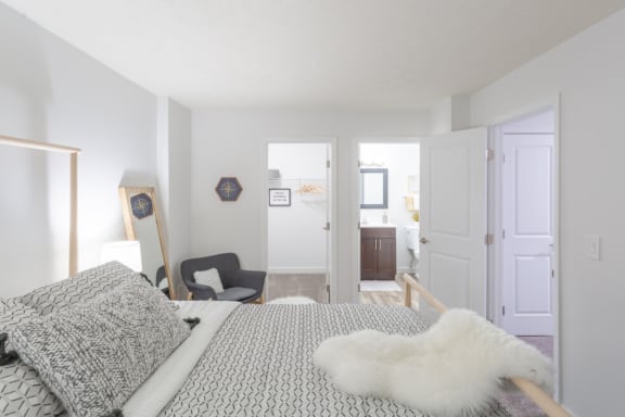 Spacious Bedrooms With En Suite Bathrooms at Hilltop Apartments, Cincinnati, OH, 45213-2638