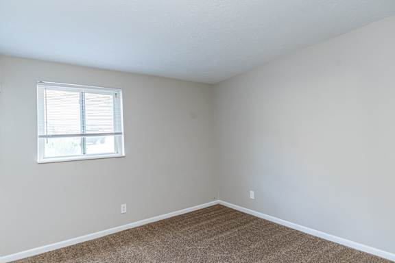Room with white walls and carpeted floor at Trails at Mariemont, Cincinnati, OH, 45227