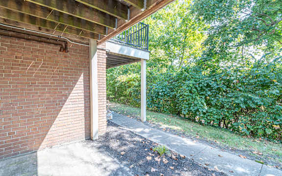 Outdoor patio with greenery at Trails at Mariemont, Cincinnati, Ohio