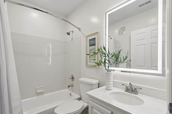 Bathroom With Bathtub at Roebling Row, Kentucky