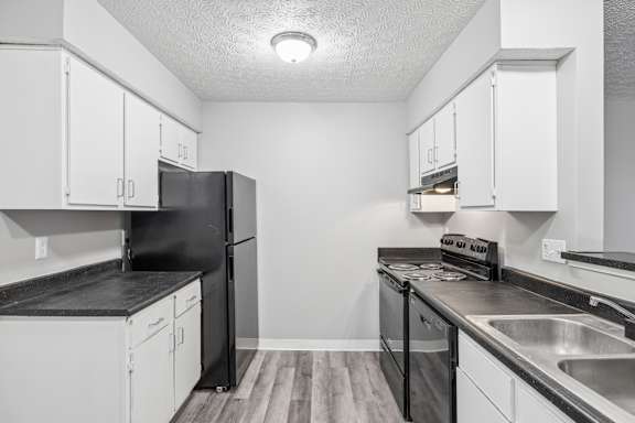 kitchen with black appliances at Timbercreek Apts, Ohio