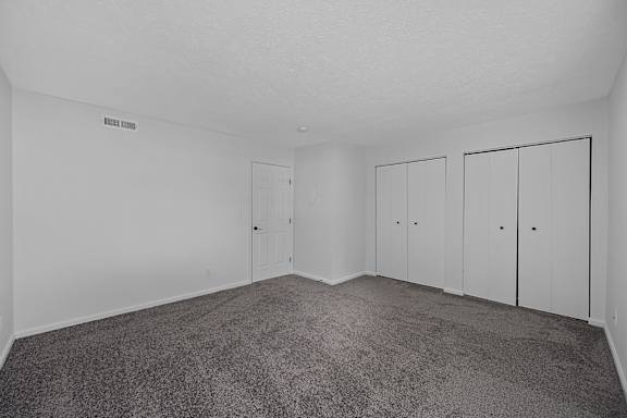 A room with white walls and grey carpet at Indian Lookout Apartments, West Carrollton, OH, 45449