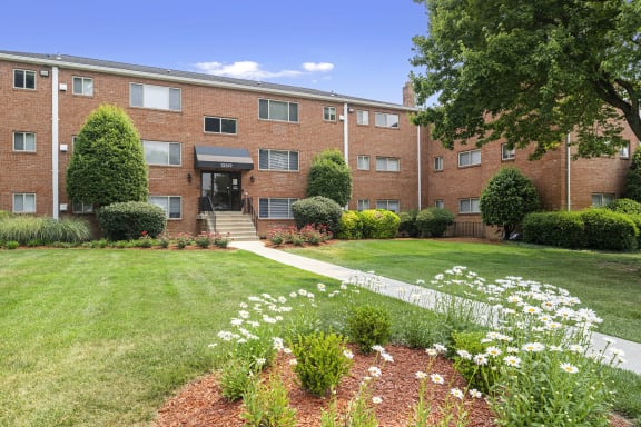 Exterior View at Woodlee Terrace Apartments, Woodbridge