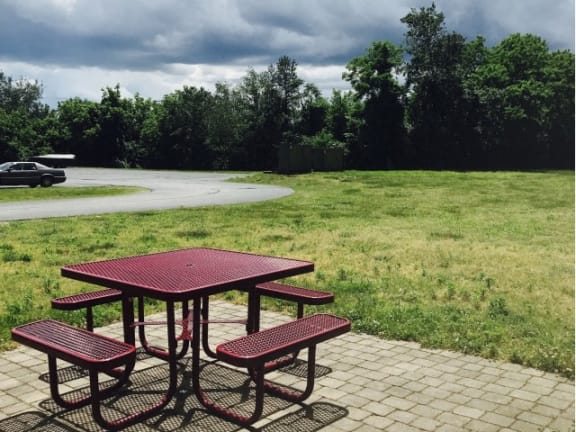 Picnic Area at Carisbrooke at Manchester Apartments, Manchester, NH