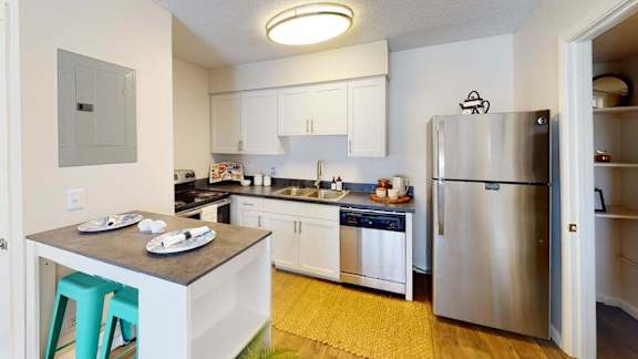 Contemporary Kitchen Cabinetry at Somerset Apartments, Largo, FL