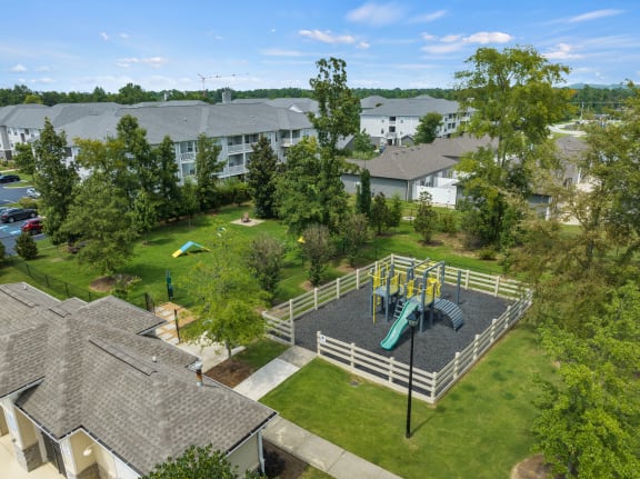 the estates at tanglewood|fenced playground