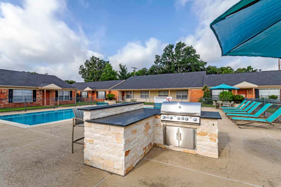 Poolside Grilling Stations at Willow Oaks, Bryan, Texas