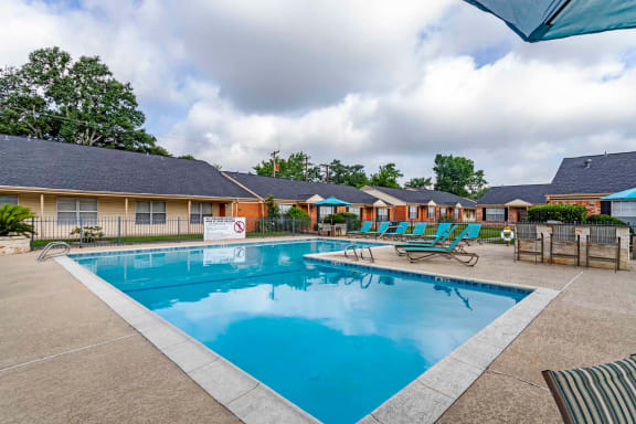 Swimming Pool And Sundeck at Willow Oaks, Bryan, 77802