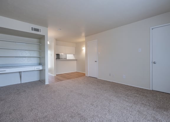 Bedroom with a white wall and a carpeted floor &#xA0;at Willow Oaks, Texas, 77802