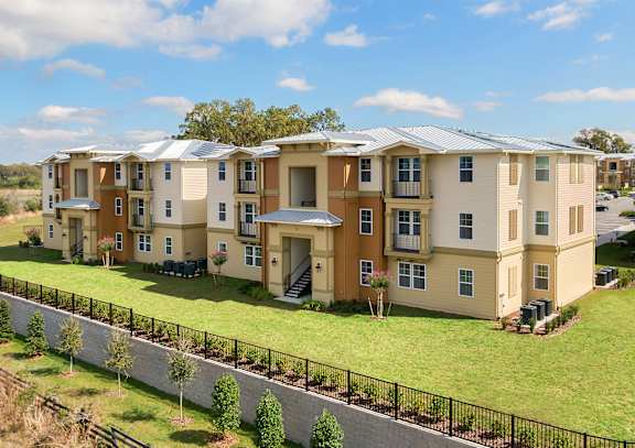 An advertisement for a free one month offer on select 3 bedroom apartment homes or up to $500 off move-in costs on select 1, 2, and 4 bedroom apartment homes.