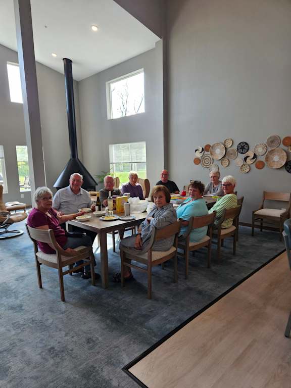 A group of people are sitting at tables in a restaurant.