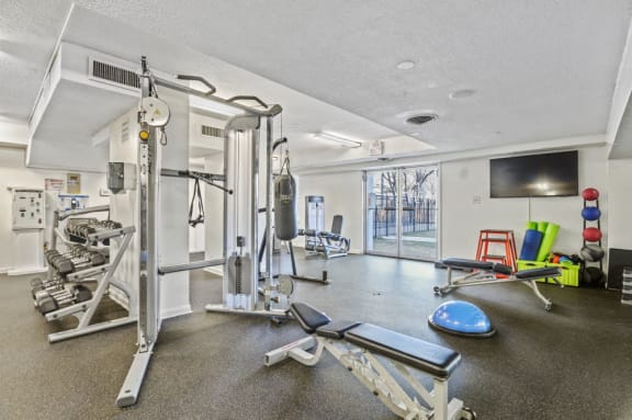 the gym at the landing at pullman apartments in pullman