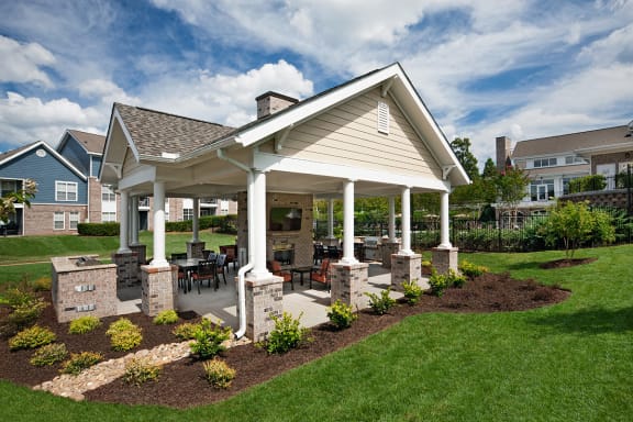 Summerhouse with Fireplace, TV, and Grills