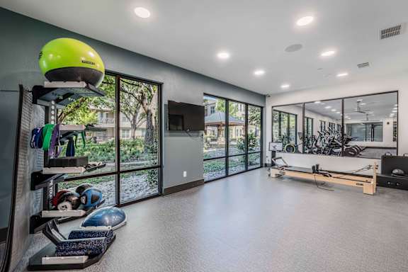 A room with a green helmet on a shelf and a bench in the background.