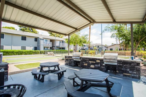 Community Grilling Station at 2900 Lux Apartment Homes, Las Vegas