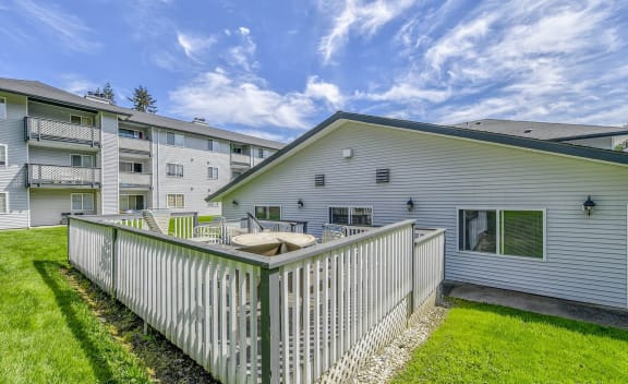Community Patio at Glen at North Creek, Everett, 98208