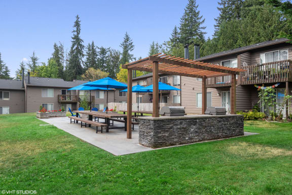 BBQ and Picnic Area at North Creek Apartments, Everett, WA