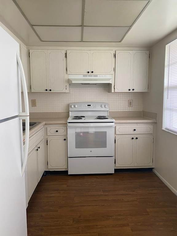KITCHEN white interior at Imperial Gardens Apartments, Clearwater, FL