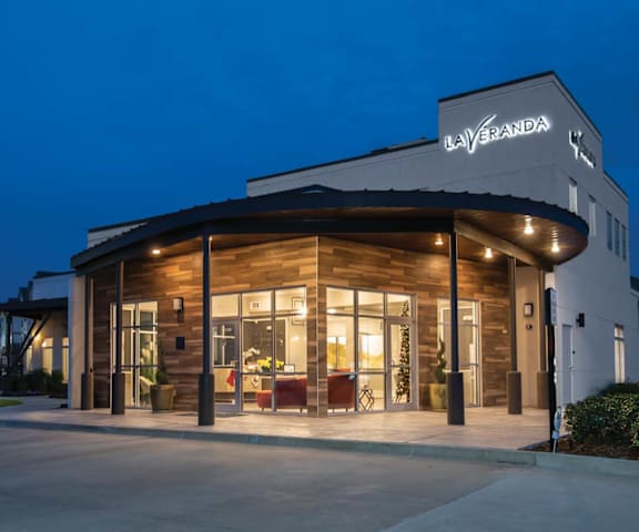 Exterior Image of Clubhouse at La Veranda at Polly Lane Apartments in Lafayette, LA