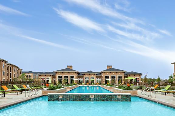 Swimming Pool at Mansfield on the Green Apartments in Mansfield, TX