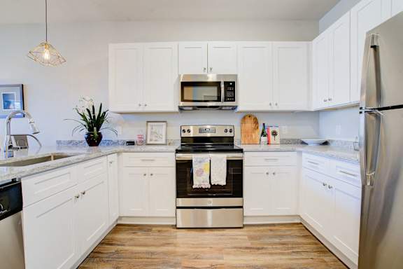 Kitchen with White Cabinets at Midtown Row Apartments, Montgomery, 36106