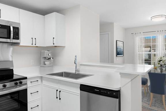 Modern Kitchen at Reflection Pointe Apartments in Flowood, MS