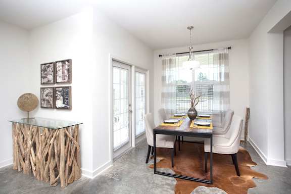 Dining Area at Robley Place Apartments in Lafayette, LA