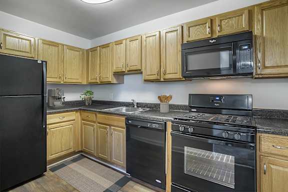 Kitchen With Custom Cabinetry at The Manor/The Manor East Apartments, Leesburg, 20176