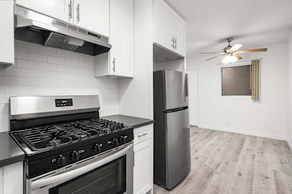Kitchen Appliances at Palms at Menlo, Los Angeles, CA 90006