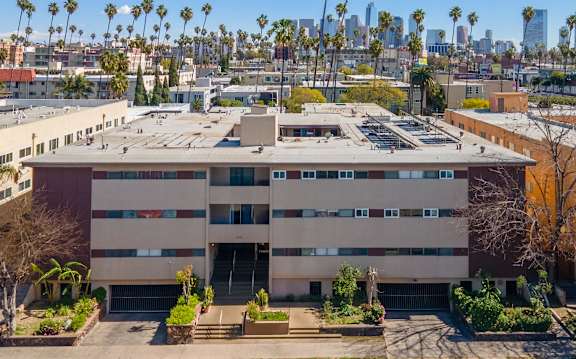 Building Exterior View at Palms at Menlo, Los Angeles California
