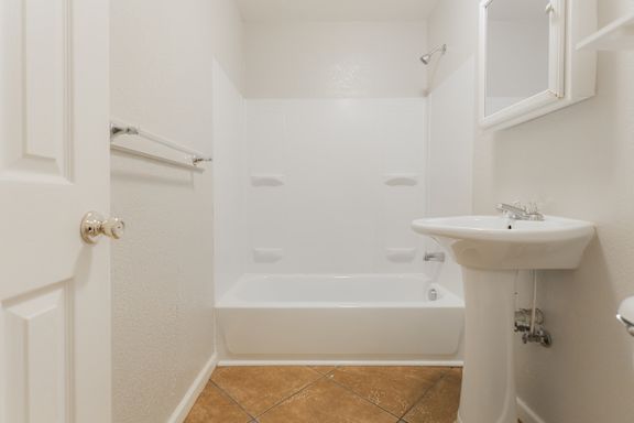 2301 Goss #100 Bathroom