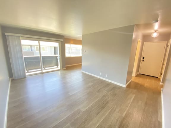 Livingroom with wood flooring