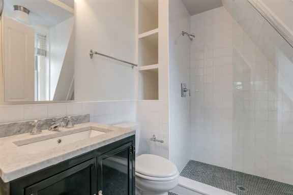 Studio 11 bathroom (2)