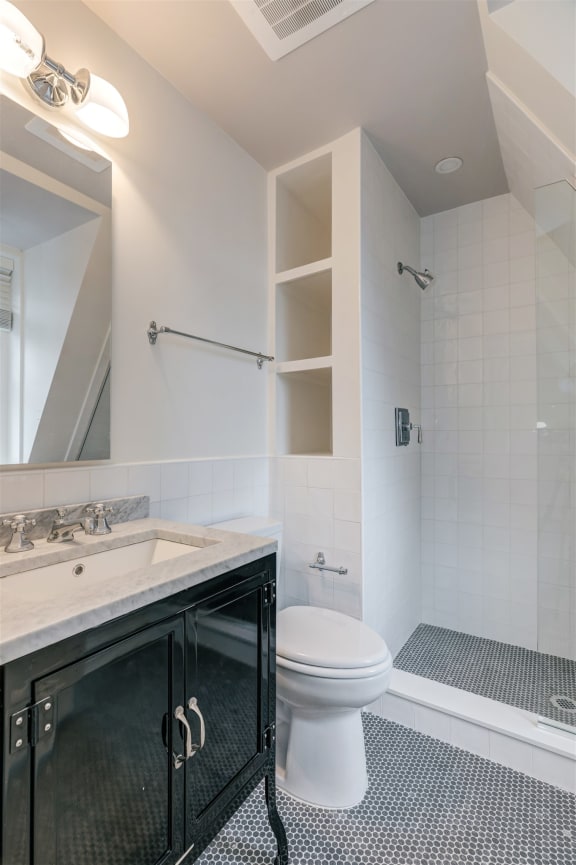 Studio 11 bathroom (1)