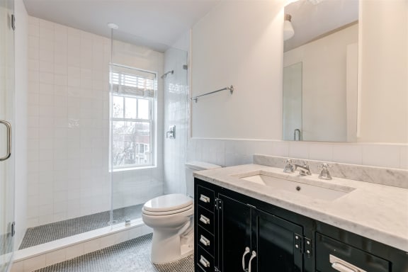 Studio 10 bathroom (2)