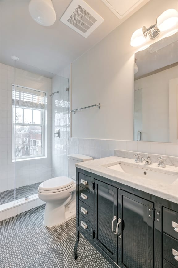 Studio 10 bathroom (1)