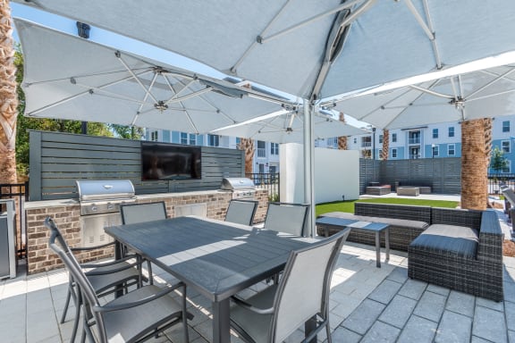 Outdoor Patio Dining table at The Six, Mt Pleasant, SC, 29466