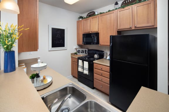 HHHunt Signature Kitchens with Maple Cabinets at Abberly Pointe Apartment Homes by HHHunt, Beaufort, South Carolina