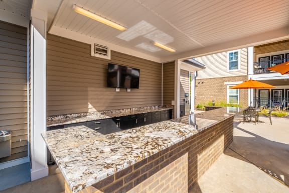 the outdoor kitchen at the whispering winds apartments in pearland, tx