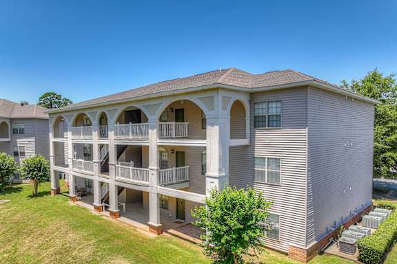 Beautifully landscaped grounds at Parham Pointe Apartments in Little Rock, AR