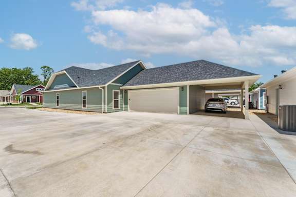 Garages at Hawthorne Grove in Rogers, AR
