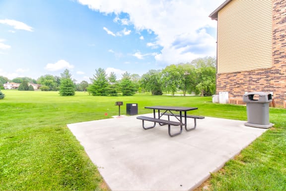 Picnic area at Oakwood Trail Apartments in Omaha, NE