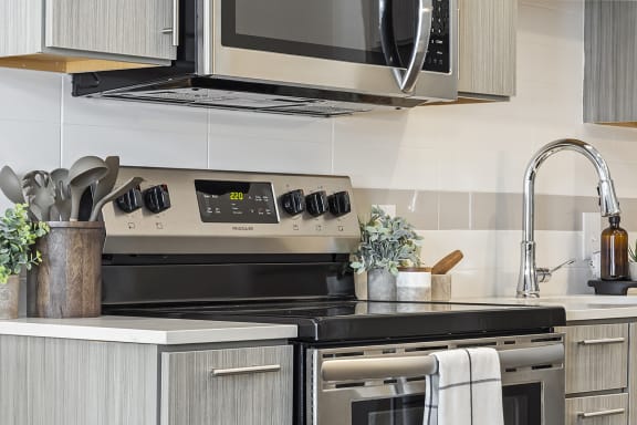 Stainless steel appliances at Pinnacle Heights in Rogers, AR