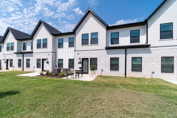 Outdoor Patio at Shadowbrooke Village in Rogers, AR
