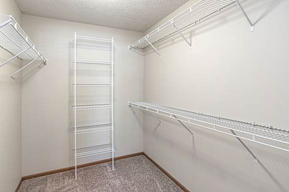 Walk-In Closet at Tiburon View Apartments, Omaha, NE, 68136