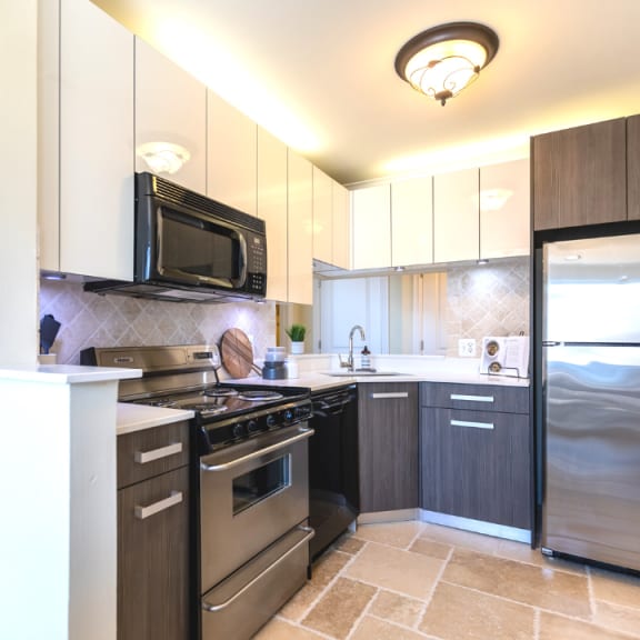 Gourmet kitchen | River Oaks West Apartments in Novi, MI