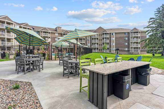 picnic area with tables and chairs at Cityscape, St Louis Park, MN, 55416