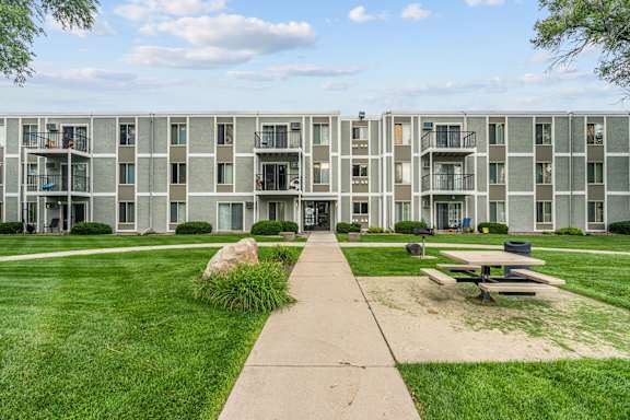 Grill and picnic area at Lou Park Apartments in St. Louis Park, Minnesota