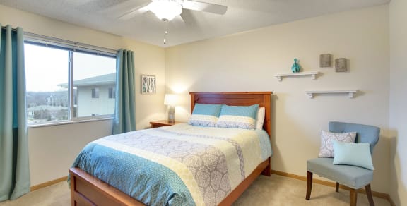 Shadow Hills Apartments in Plymouth, MN Bedroom