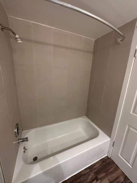 Ceramic Tile Bathtub to Ceiling
